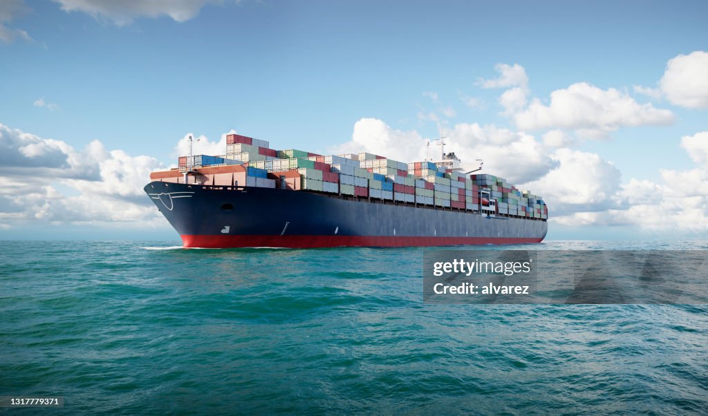 3D-Frachtcontainerschiff im Meer