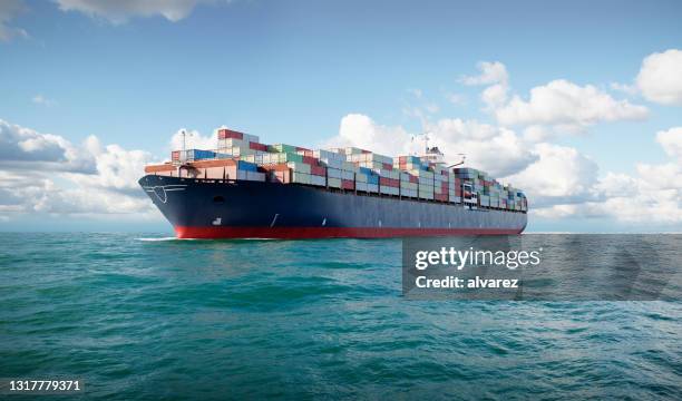 3d-frachtcontainerschiff im meer - schiffe stock-fotos und bilder