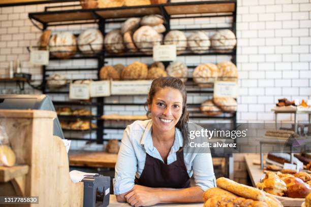 porträtt av en framgångsrik kvinnlig bageriägare - bakery apron bildbanksfoton och bilder