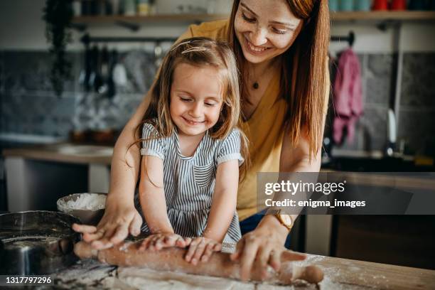 maman et descendant préparent des pâtisseries dans la cuisine. - mother and daughter cooking photos et images de collection