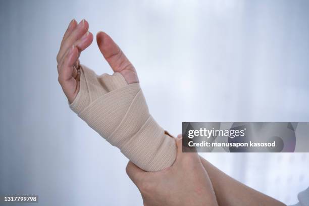 hand and wrist pain - wrist stock pictures, royalty-free photos & images
