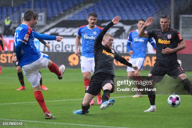 Fin Bartels of Holstein Kiel scores the first goal during the Second Bundesliga match between Holstein Kiel and SSV Jahn Regensburg at...