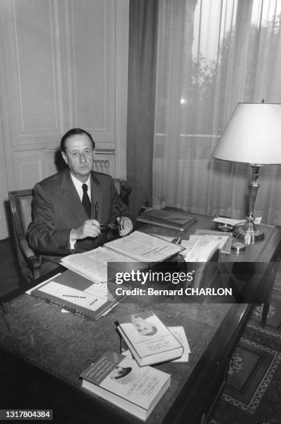 Portrait de Philippe de Gaulle dans son bureau, le 4 novembre 1982, à Paris.