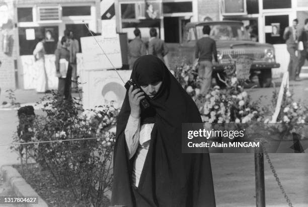 Une femme voilée avec un téléphone satellite pendant la crise des otages américains de l'Ambassade US le 8 Novembre 1979 à Téhéran, Iran.