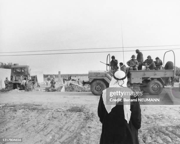 Un bulldozer a déblayé les expoitations agricoles à la sortie de la ville de Rafah , afin de préparer le "no man's land" de la nouvelle frontière...