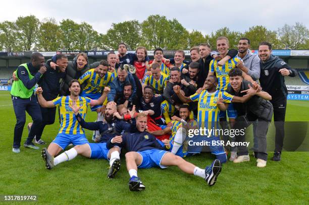 Team and technicall staff of RKC Waalwijk celebrating their win during the Dutch Eredivisie match between RKC Waalwijk and FC Twente at Mandemakers...