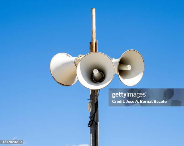 civil defense siren on the street against a blue sky. - 空襲 ストックフォトと画像