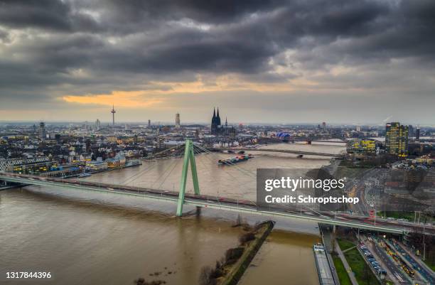 lucht mening van keulen (köln) stadsgezicht in duitsland - aachen 2017 prize of north rhine westphalia stockfoto's en -beelden