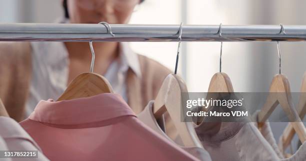 close-up tiro de uma mulher irreconhecível comprando roupas em uma loja - zoom - fotografias e filmes do acervo