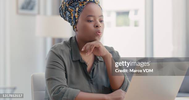 ontsproten van een jonge vrouw die laptop met behulp van terwijl het werken van huis - sighing stockfoto's en -beelden