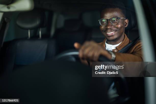 feliz empresario afroamericano conduciendo su coche. - car drive fotografías e imágenes de stock