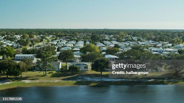 maisons lakeshore en floride mobile home park - aérien - mobile home photos et images de collection