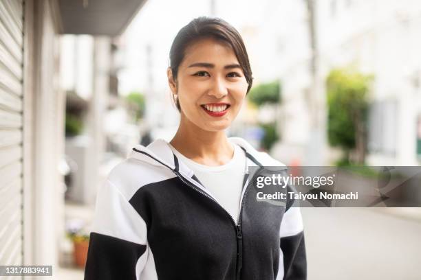 portrait of japanese woman wearing sportswear - 女性　日本人　笑顔　30代 ストックフォトと画像