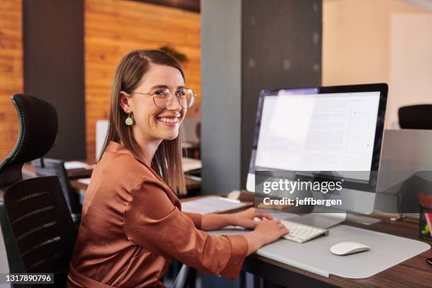 schuss einer jungen geschäftsfrau mit einem computer in einem modernen büro - pc stock-fotos und bilder