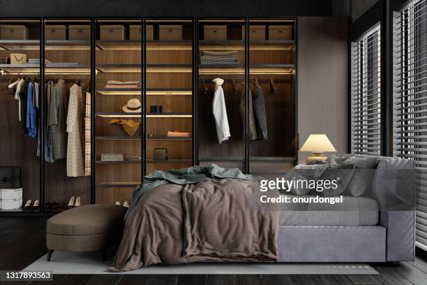 zijaanzicht van luxueuze slaapkamer met rommelig bed en kledingkast met persoonlijke accessoires en kleding opknoping - slaapkamer zijaanzicht stockfoto's en -beelden