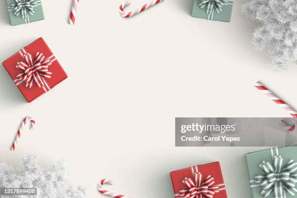 christmas composition. gifts, fir tree branches, red decorations on white background. christmas, winter, new year concept. flat lay, top view - tavolo top view foto e immagini stock