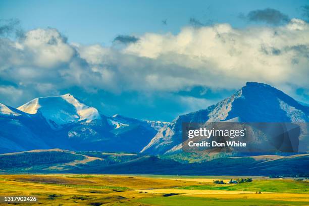 het platteland van alberta canada - alberta farm scene stockfoto's en -beelden