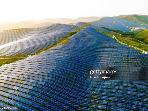 vista aérea de painéis solares na montanha - usina elétrica - fotografias e filmes do acervo