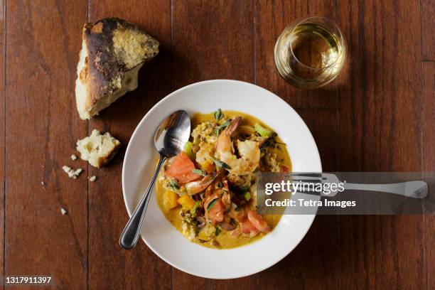 shrimp and grits, wine pairing - grits stock pictures, royalty-free photos & images