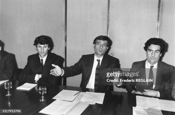 Philippe de Villiers, François Léotard et Xavier Gouyou-Beauchamps lors d'une réunion au ministère de la Communication, le 18 avril 1986, à Paris.