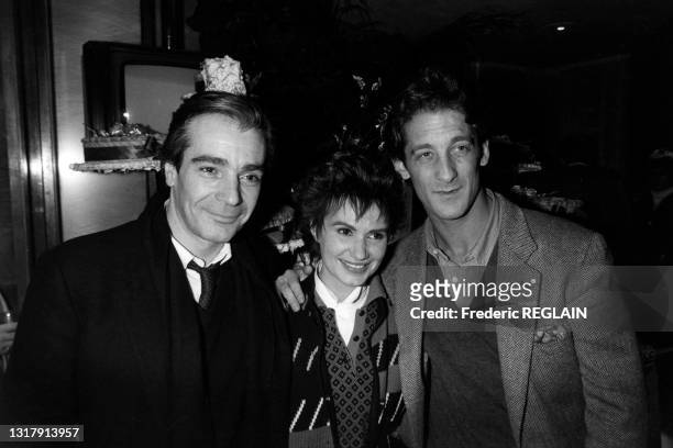 Pierre Arditi, Miou-Miou et Vincent Lindon lors de la présentation du Film "ne vie comme je veux" le 18 novembre 1985.