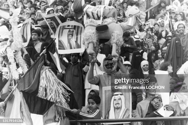 Des supporters de l'équipe du Koweit porte des portraits de Cheikh Jaber al-Ahmad al-Jaber al-Sabah supportent leur équipe pour les qualifications de...