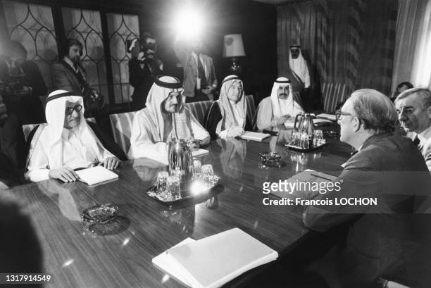 Le Sheik Yamani, représentant d'Arabie Saoudite et le Sheik Saeed Al Otaiba, participent à la 64ème conférence ministérielle de l'OPEP, le 10...