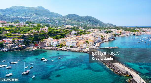 isola d'ischia in italia - bay foto e immagini stock