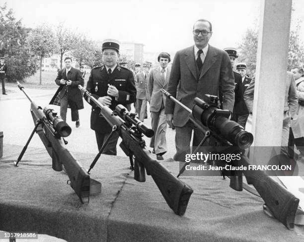 Jacques Chirac et Alain Trampoglieri assitent à la présentation du FRF1 à Melun.