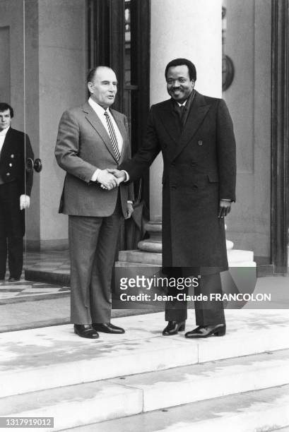 Le président de la République du Cameroun Paul Biya reçu par François Mitterrand au palais de l'Elysée, le 15 février 1983, à Paris.
