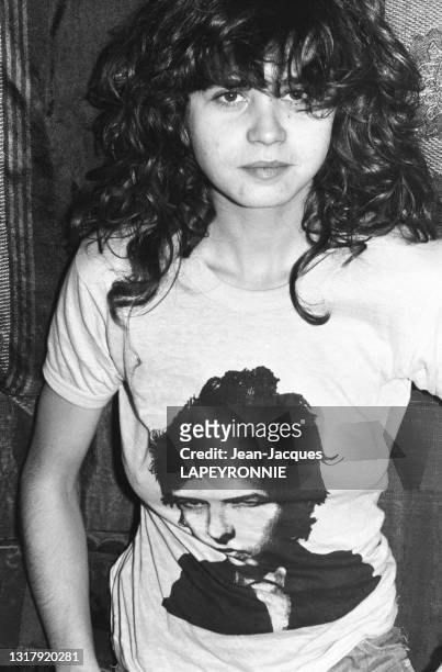 Actrice française Maria Schneider porte un t-shirt à l'effigie de Bob Dylan à Paris en février 1978