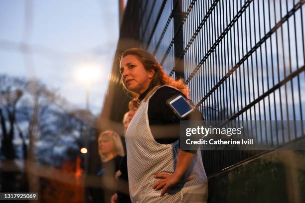 women watches her team from the sidelines - menopossibilities stock-fotos und bilder