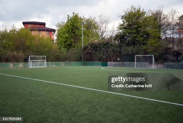 football pitch - trainingsgelände stock-fotos und bilder