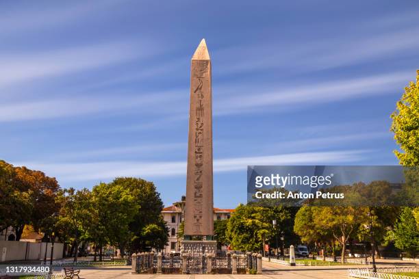 obelisk of theodosius on the former roman hippodrome, istanbul, turkey. - amphitheater stock pictures, royalty-free photos & images