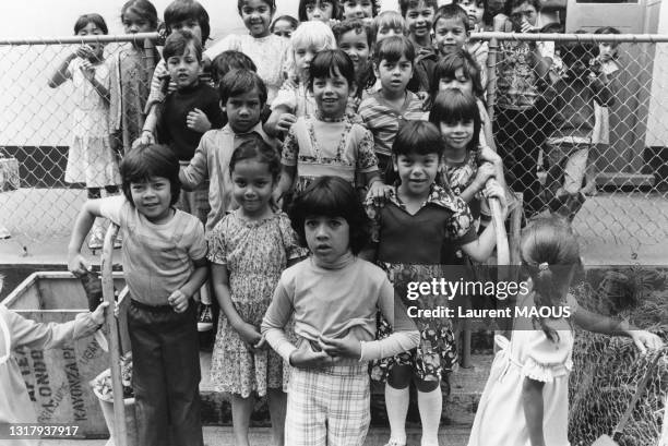 Groupe d'enfants habitants de l'île de Sainte-Hélène, en juin 1981.