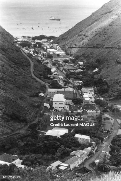 Vue de la ville de Jamestown sur l'île de Sainte-Hélène, en juin 1981.