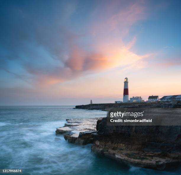 portland bill lighthouse at dusk - weymouth dorset stock-fotos und bilder