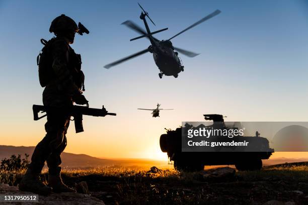 militaire verrichting bij zonsopgang - soldatenhelm stockfoto's en -beelden