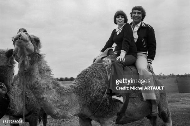 Mireille Mathieu et Jean-Pierre Foucault sur un dromadaire près de Marrakech le 2 mai 1976