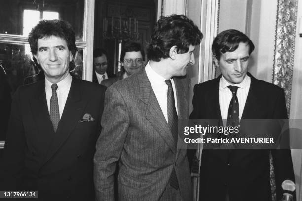 Jack Lang, Philippe de Villiers et François Léotard lors de la passation de pouvoir au ministère de la Culture, le 21 mars 1986, à Paris.