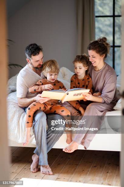 family with small children in bedroom at home, looking at photographs. - an unforgettable evening stock pictures, royalty-free photos & images