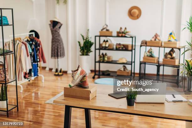 tienda de moda moderna - zapatería fotografías e imágenes de stock
