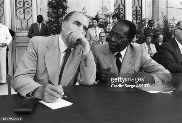 François Mitterrand et Léopold Sédar Senghor lors de l'inauguration 'Mistral et les Marseillais' à Saint-Maximin-la-Sainte-Baume le 14 septembre 1980