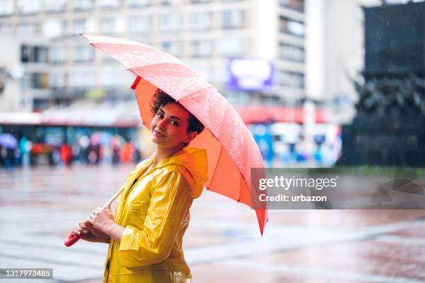 vrouw met paraplu op regen - rain model stockfoto's en -beelden