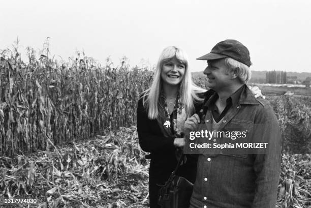 La chanteuse Karen Cheryl dans un champs avec son père en novembre 1977