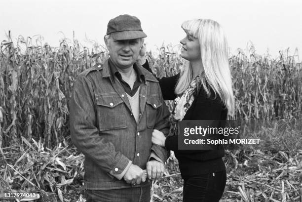La chanteuse Karen Cheryl dans un champs avec son père en novembre 1977