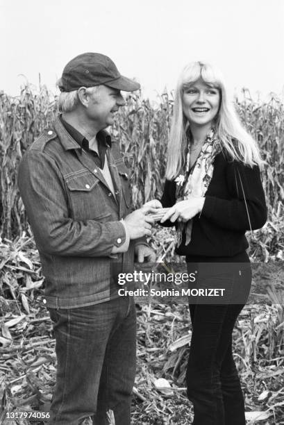 La chanteuse Karen Cheryl dans un champs avec son père en novembre 1977