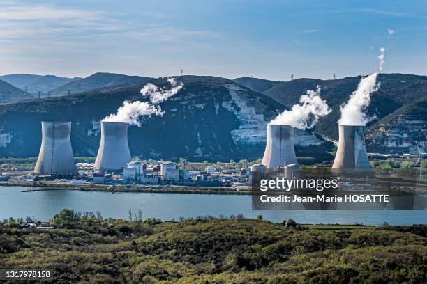 Centrale nucléaire de production d'électricite de Cruas-Meysse sur la rive droite du Rhône, 8 avril 2021.