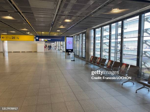 Sièges vides dans une salle d'attente totalement déserte de l'aéroport de Roissy CDG, 20 avril 2021, France.