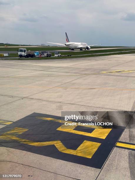 Décollage d'un avion de ligne "Boeing 777-300" de la compagnie "Air France" sur une piste de l'aéroport de Roissy CDG, 30 avril 2021.